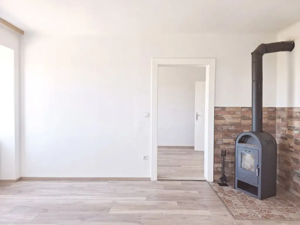 Sanierte  4 Zimmer Wohnung im Haus mit einem großen Garten