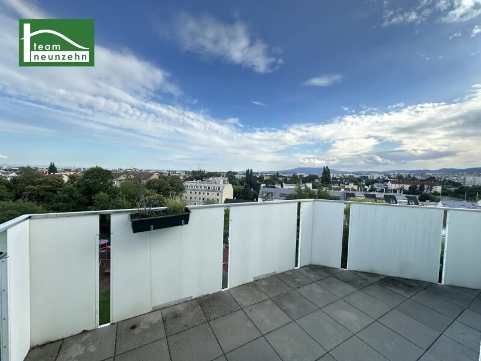 Klimatisierte Wohnung mit Weitblick-Balkon im FLAIR City living nahe S-Bahn Atzgersdorf! Ab Oktober 2025