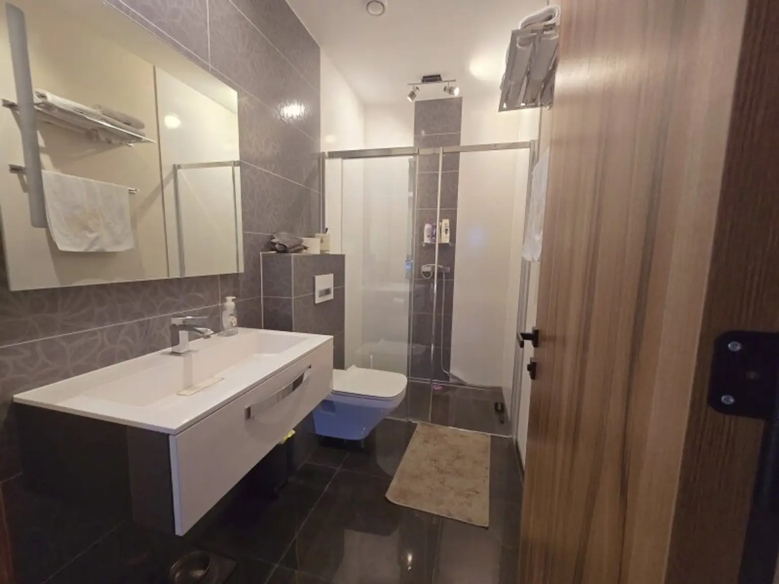 Traumhaft LUXURIÖS AUSGESSTATTETES SMART EFH in Leopoldsdorf: Wfl. 196m², 6 Zimmer, Balkon & Terrasse! + PHOTOVOLTAIK ANLAGE mit STROMSPEICHER + beheizter POOL  + GARAGE + GRILLPLATZ +