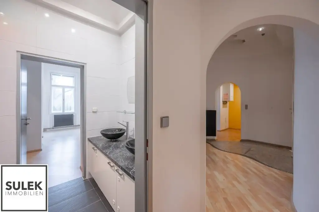 Adaptierungsbedürftige Erkerwohnung direkt beim Schloss Schönbrunn - 3 Zimmer