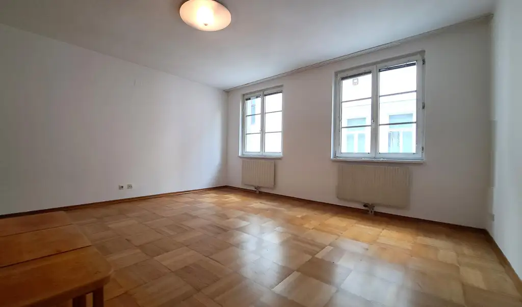 Wohnen mit Wiener Charme – gemütliche 2-Zimmer-Wohnung im Roten Hof, Garagenbox verfügbar