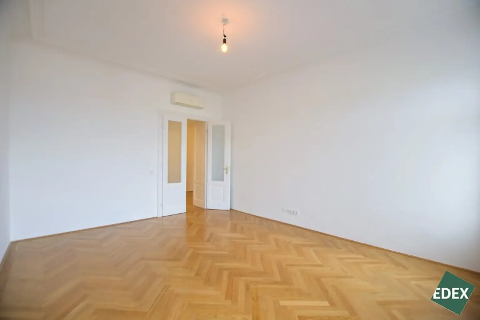 6-Zimmer Altbauwohnung mit Balkon und Klimaanlage in attraktiver Lage des 7. Bezirks