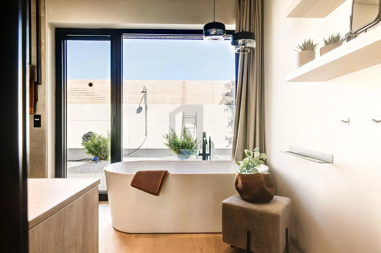 DESIGNBUNGALOW MIT SONNIGEM POOL UND HOCHWERTIGSTER AUSSTATTUNG