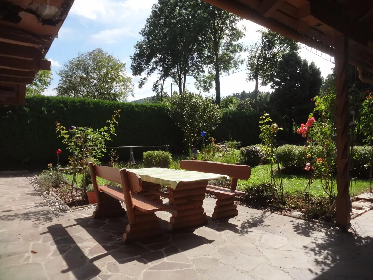GROSSES LANDHAUS MIT SCHÖNEM GARTEN!