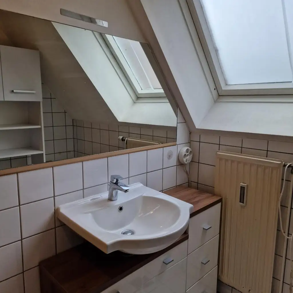 Voll möblierte 2,5-Zimmer-Dachgeschoßwohnung, 1 Monat mietzinsfrei!