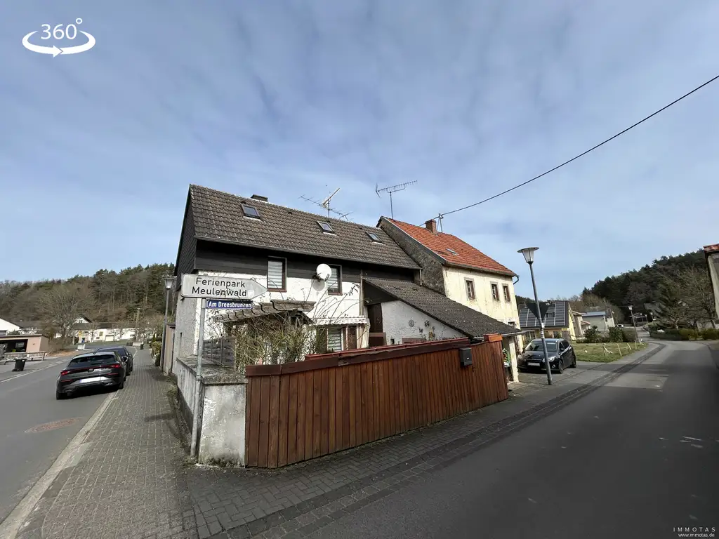 Einfamilienhaus mit angebautem Abrissobjekt inklusive Stellplatzmöglichkeiten im Freien
