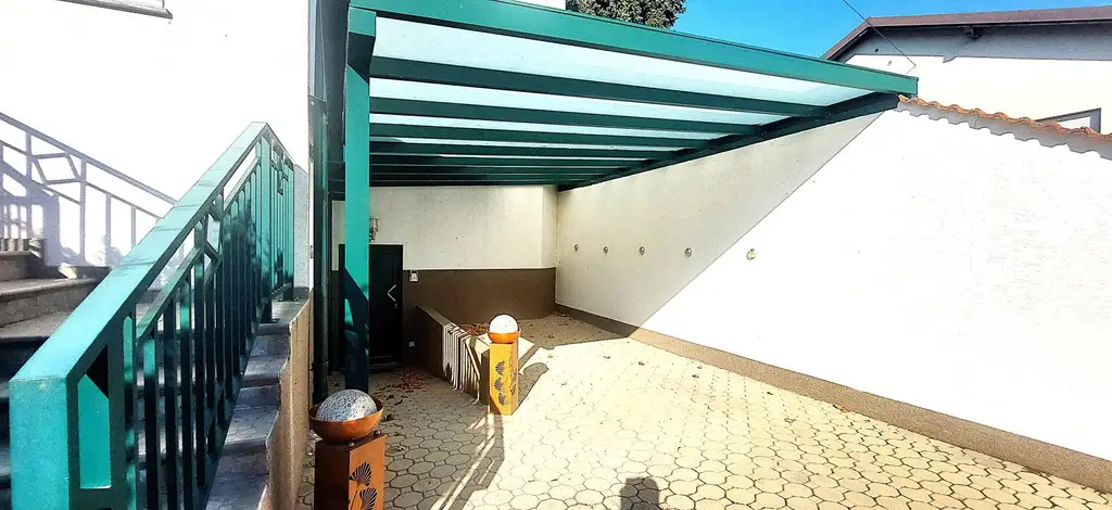 Großzügige Villa mit mehreren Wohneinheiten für viele Nutzungen