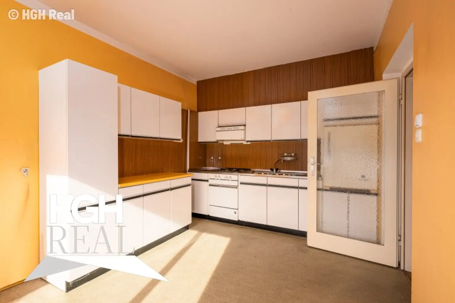 1220 Wien Helle 2-Zimmer Wohnung mit hofseitiger Loggia im 2. Liftstock Nähe U1 mit Potenzial für 3 Zimmer