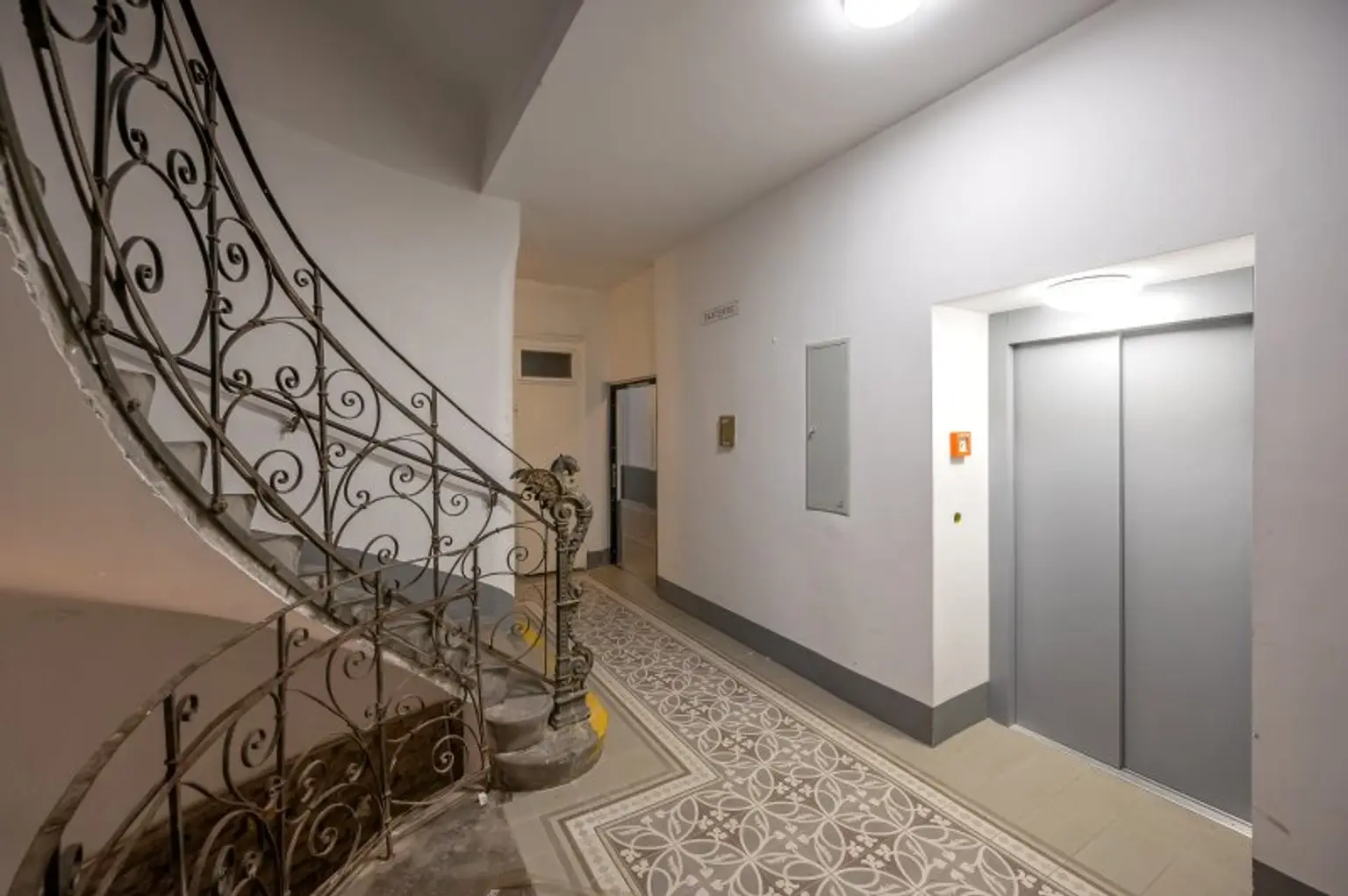 ++NEU++ Renovierungsbedürftige 4-Zimmer Altbauwohnung im Erdgeschoss!