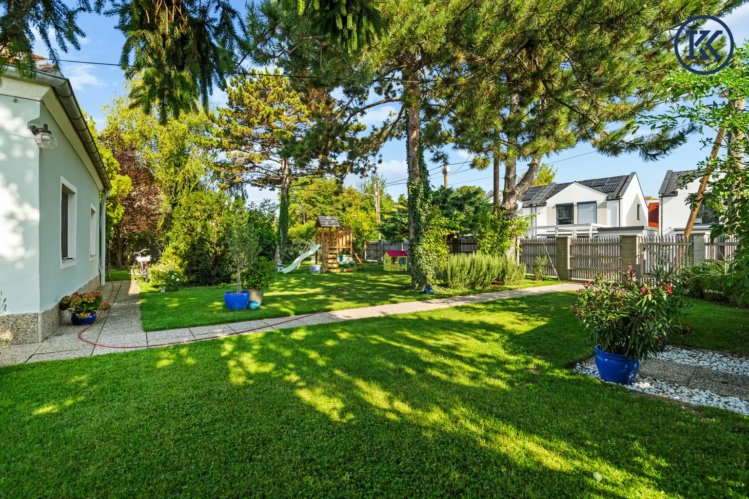 Versteckt in einer ruhigen Gartensiedlung wartet ein kleines Juwel auf Sie!