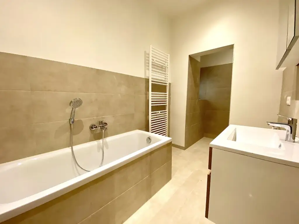 AB 01.NOVEMBER FREI I DAN-KÜCHE I WG-GEEIGNET I BADEWANNE & DUSCHE I BALKON I ZENTRALE LAGE I PROJEKT WOHNEN