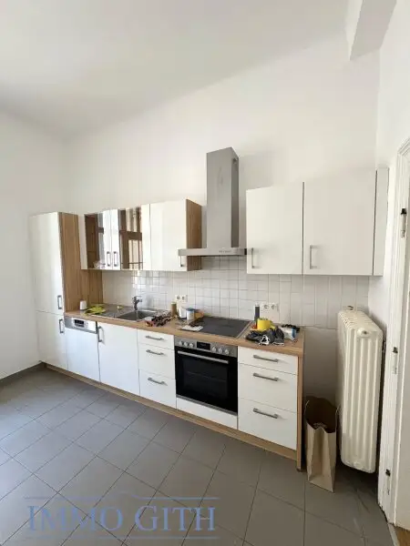 EXKLUSIVE ALTBAUWOHNUNG MIT 2 BALKONEN UND TRAUMBLICK ÜBER WIEN – 258 m² IN BESTLAGE DES 4. BEZIRKS UNBEFRISTET ZU MIETEN!