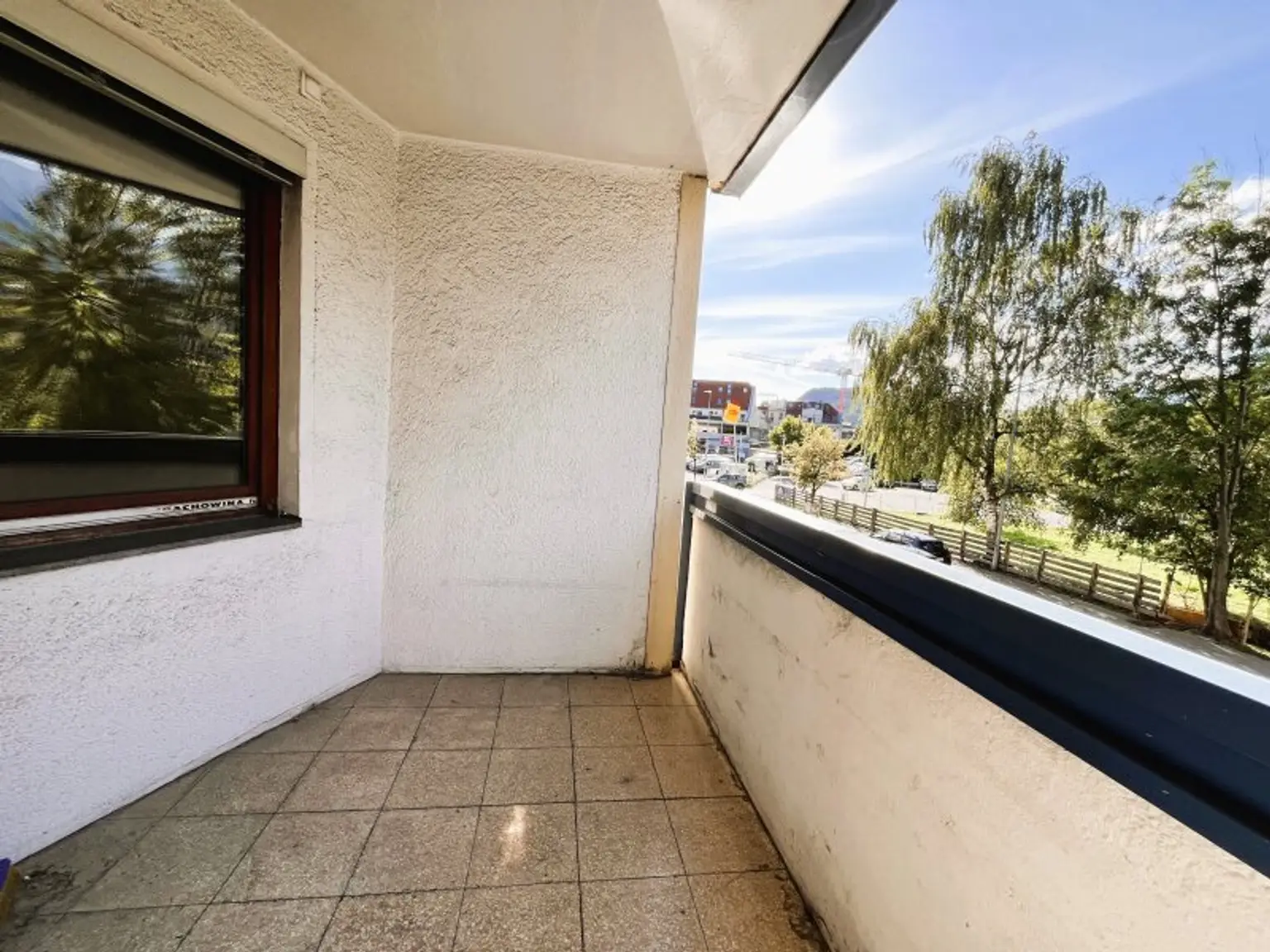 Überdachter, kleiner Balkon