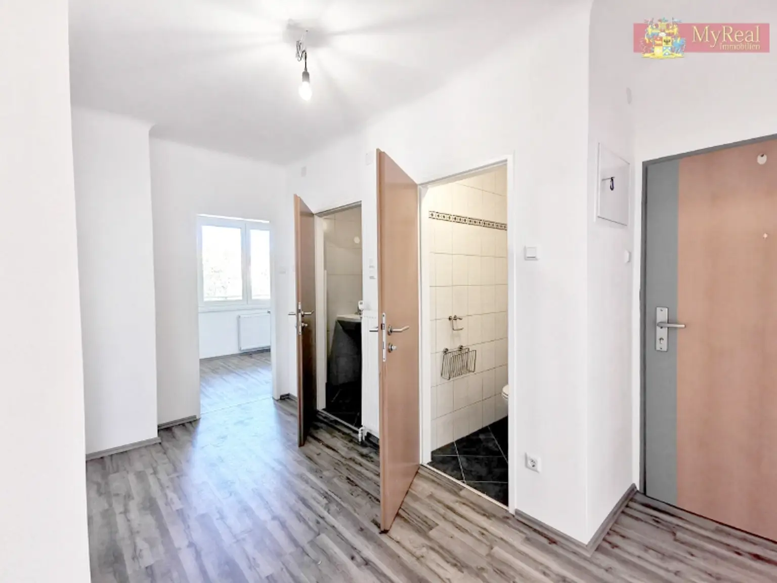 Sonnige  Generalsanierte 3 Zimmer  Wohnung in Grüne lage