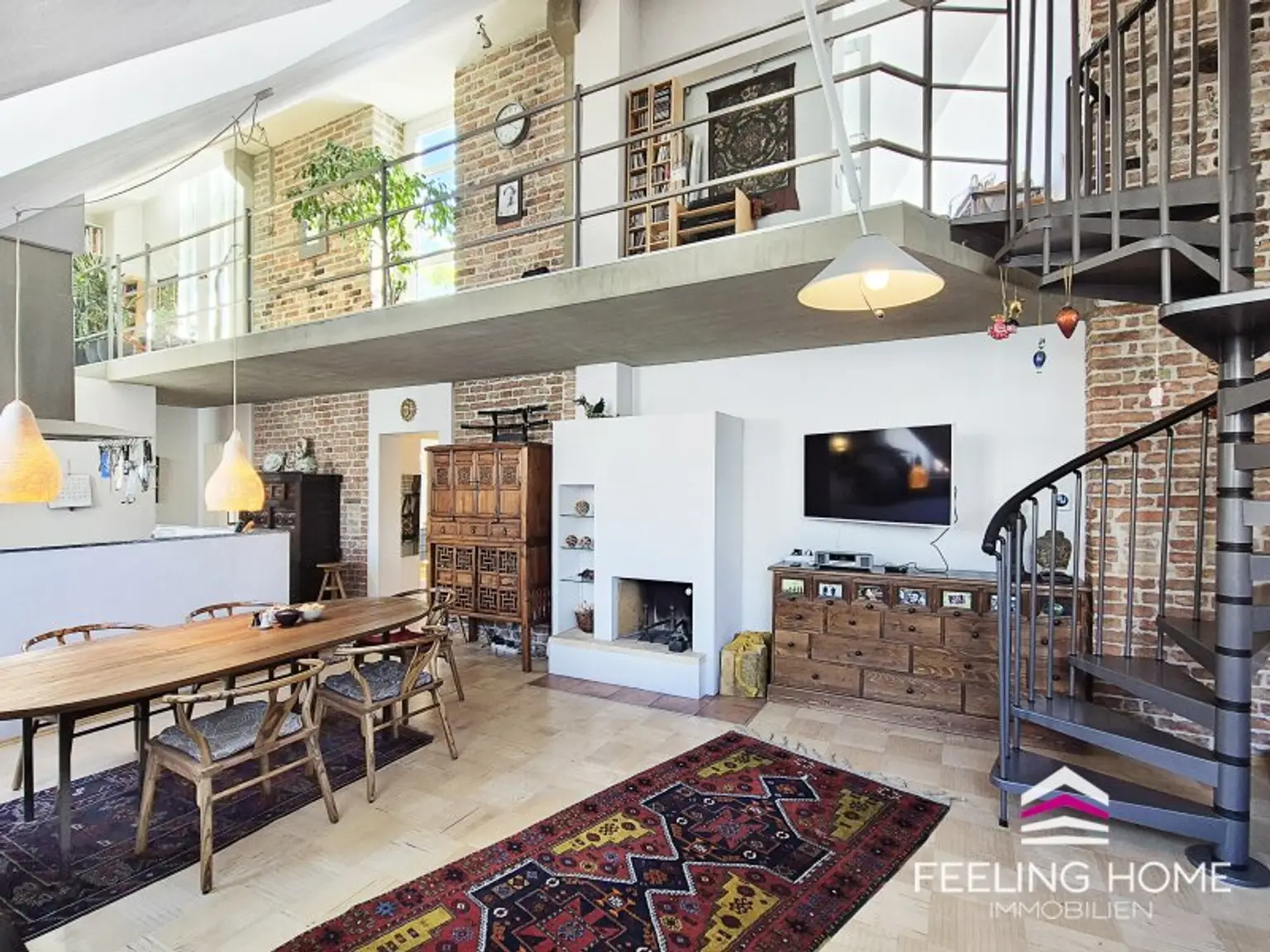 SPEKTAKULÄR! DG-Maisonette mit 5,20m Deckenhöhe & traumhafter Galerie – Wohnen wie im Loft mit großer Terrasse!