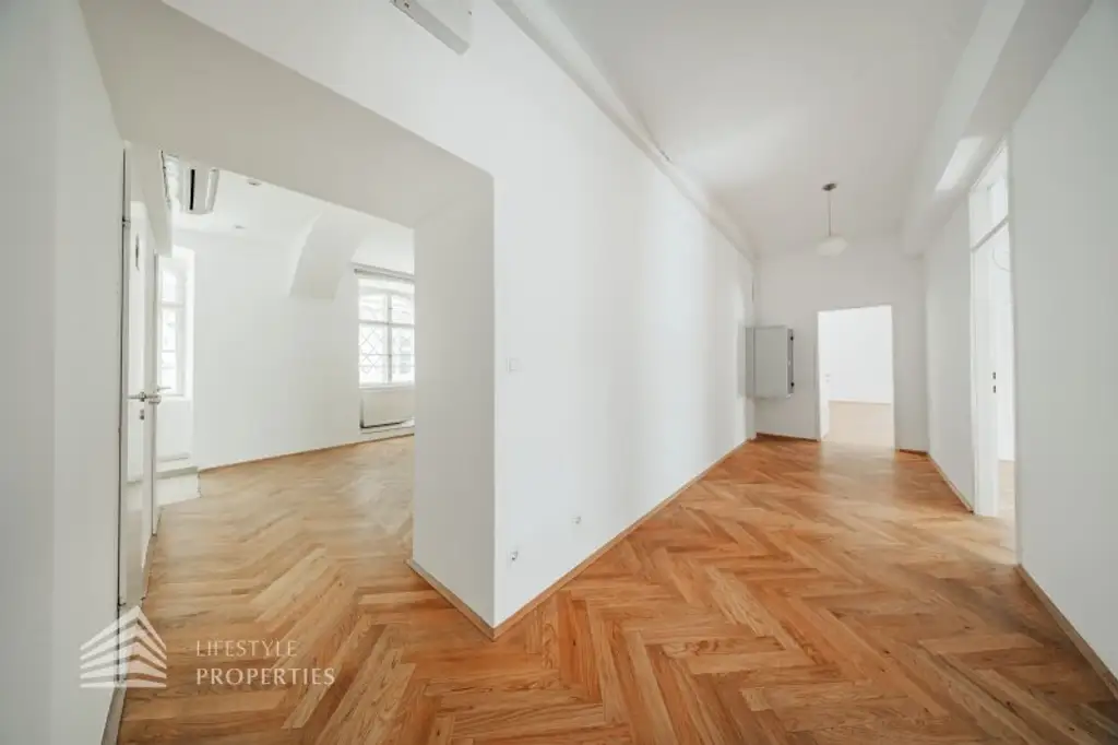 Geräumiges 5-Zimmer Altbau Büro in Toplage