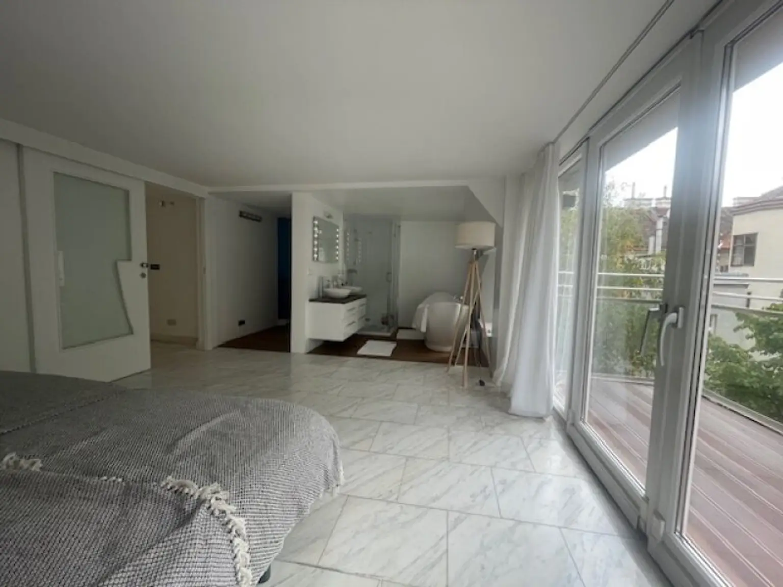 Möblierte Dachgeschoss Maisonette, 5 Zimmer, +3 (4) Schlafzimmer, 2 Bäder, Terrasse, offener Kamin - sehr attraktive Wohnung | furnished 4 BR apartment with 3 bathroom and terrace