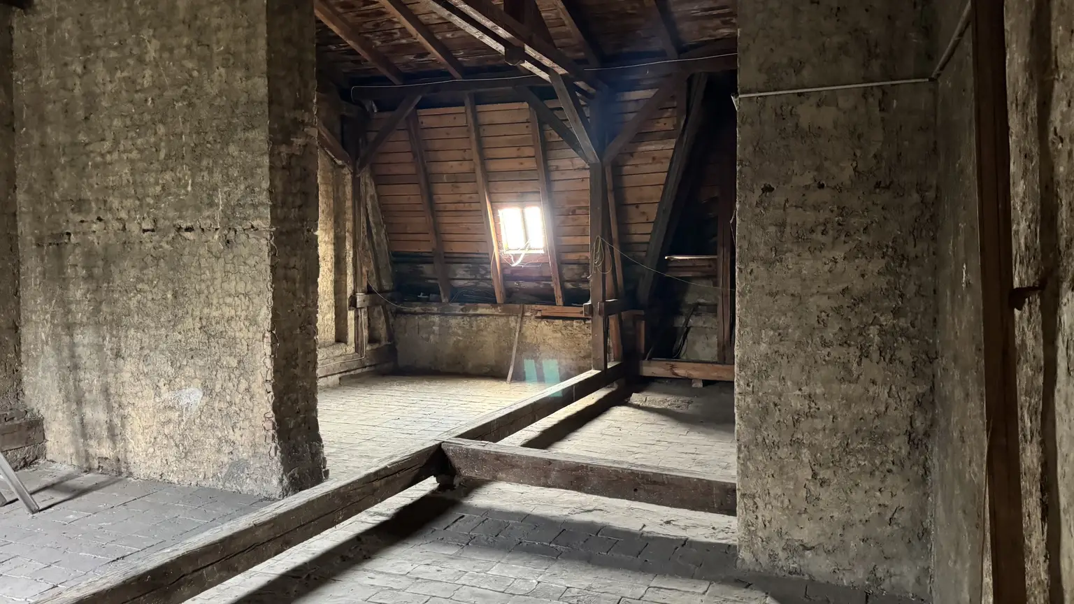 Bewilligter Rohdachboden mit zwei geplanten Loggien im charmanten Altbau