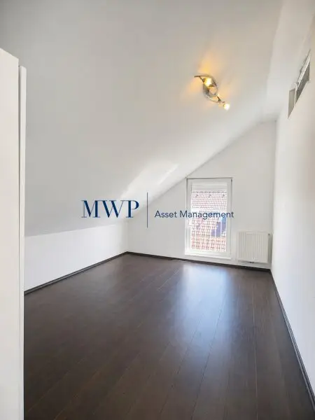 Freistehendes Einfamilienhaus mit 6-Zimmern plus Keller in Esslinger Ruhelage – diskret gelegen auf Eigengrund