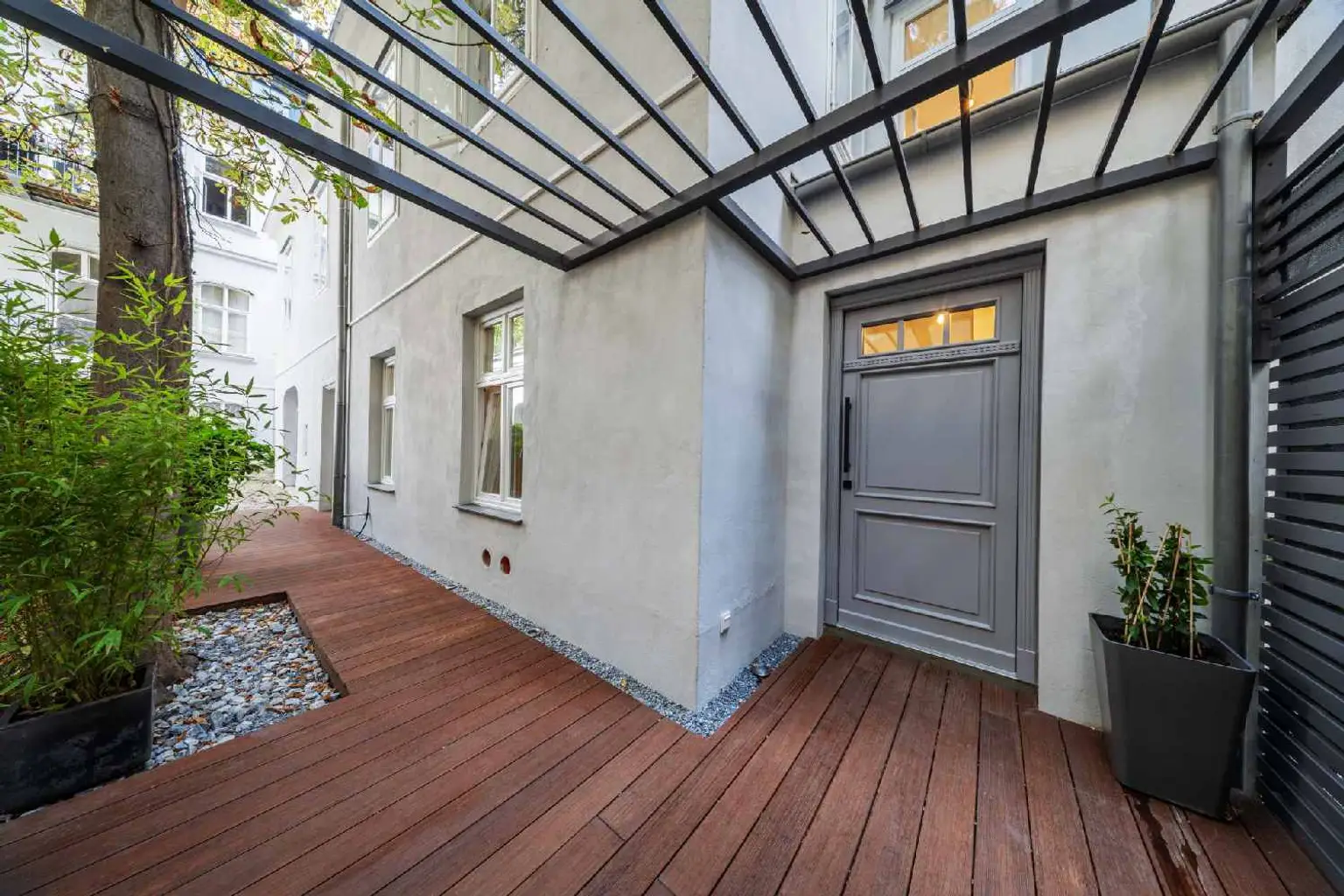 Exklusive Gartenwohnung am Rochusmarkt – Wohnen im spätbarocken Juwel