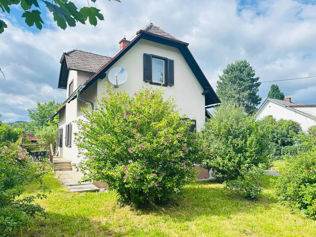Sanierungsbedürftiges Einfamilienhaus auf großzügigem Grundstück in begehrter Lage!