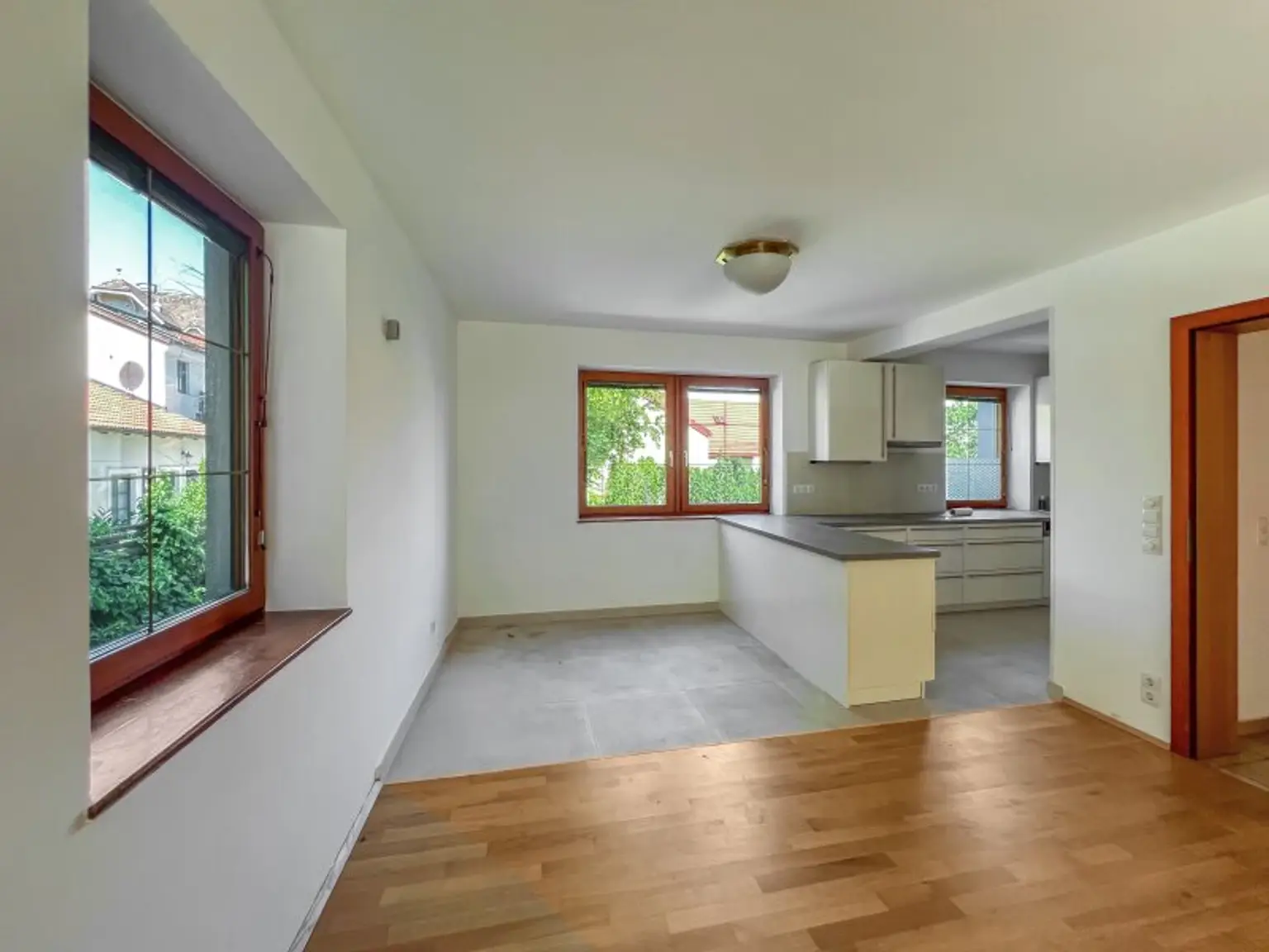 Familiengeeignetes Eckreihenhaus bei der Amerikanischen Schule:  5 Zimmer, und ein Gäste-Studio mit Bad,  Garten, Balkon, Garage, viel Platz und Ruhe!
