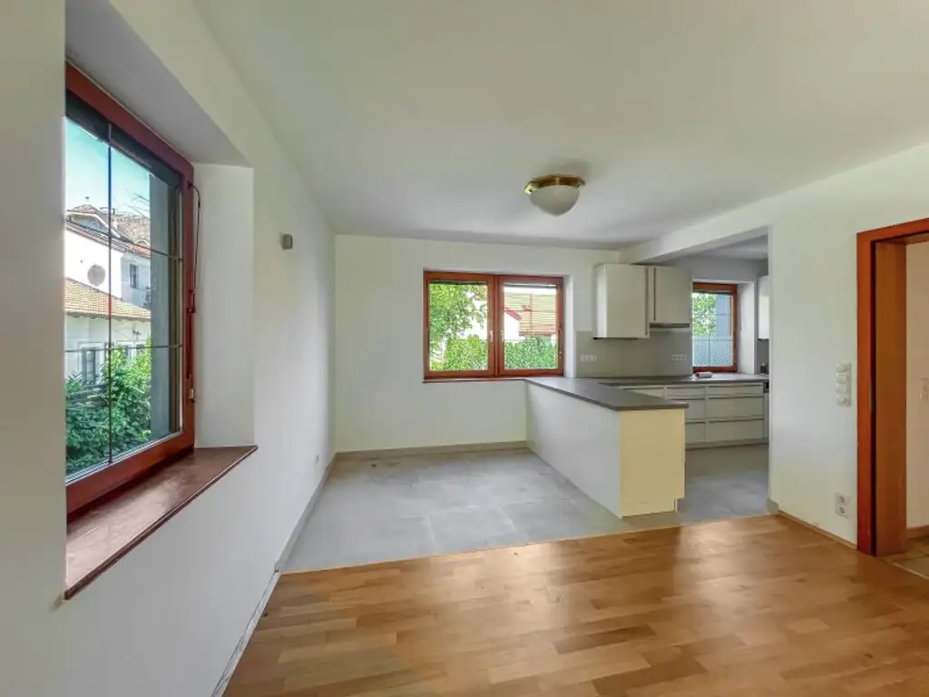 Familiengeeignetes Eckreihenhaus bei der Amerikanischen Schule:  5 Zimmer, und ein Gäste-Studio mit Bad,  Garten, Balkon, Garage, viel Platz und Ruhe!