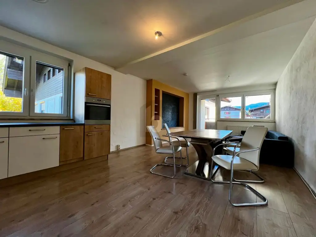 ZENTRAL, SONNIGER BALKON, STELLPLATZ - ALLES WAS MAN BRAUCHT!