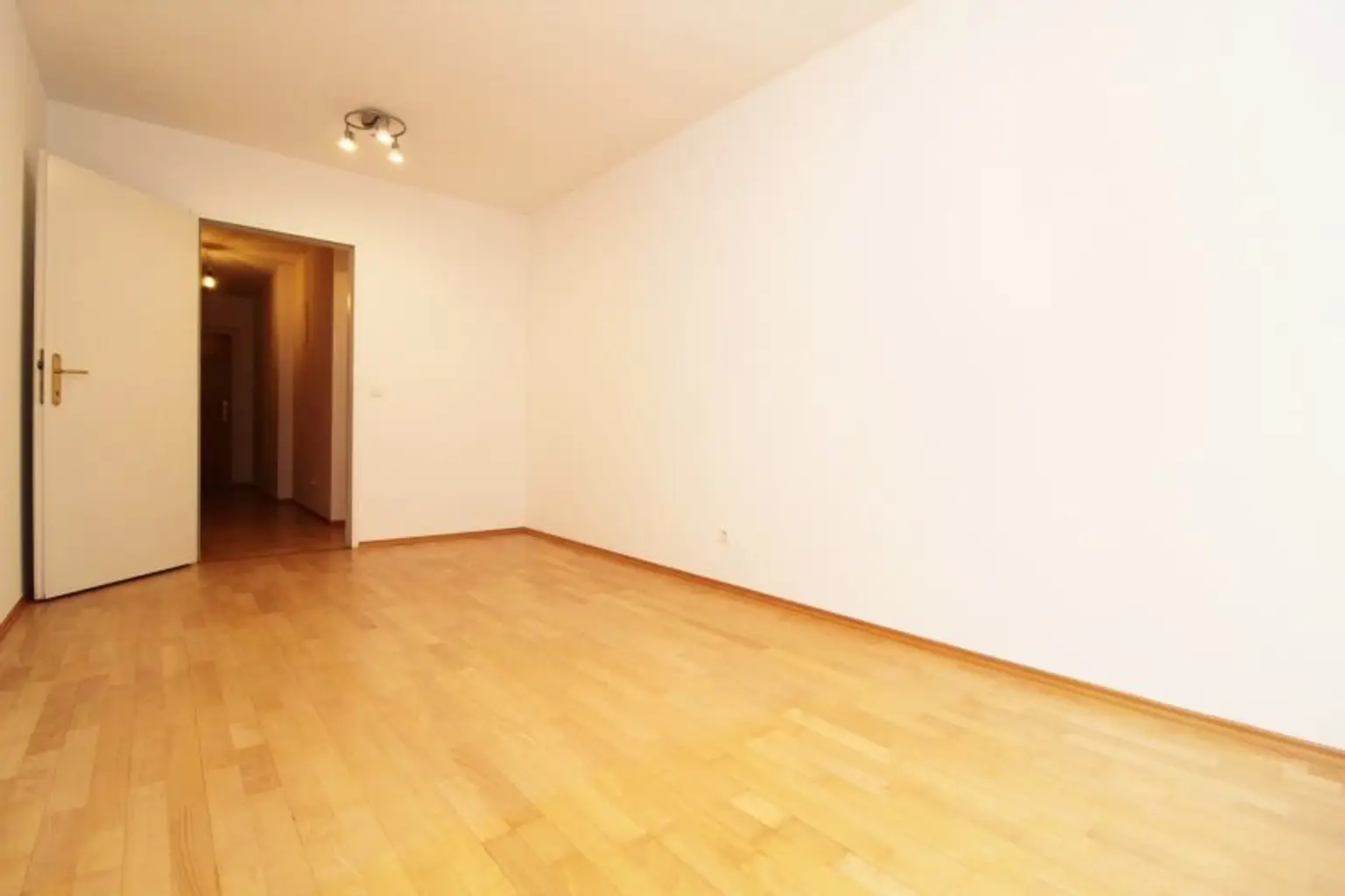 Ab 15. Dezember! Nahe U3! Zentrale 2-Zimmer-Wohnung inkl. Stellplatz zu vermieten!