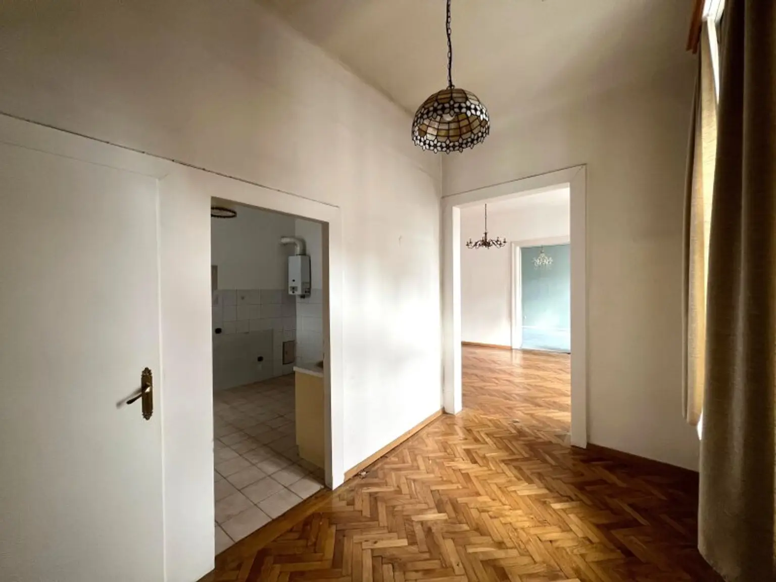 Altbau-Charme! 67 m² Wohnung beim Naschmarkt mit exklusiver Balkon-Möglichkeit in generalsaniertem Haus