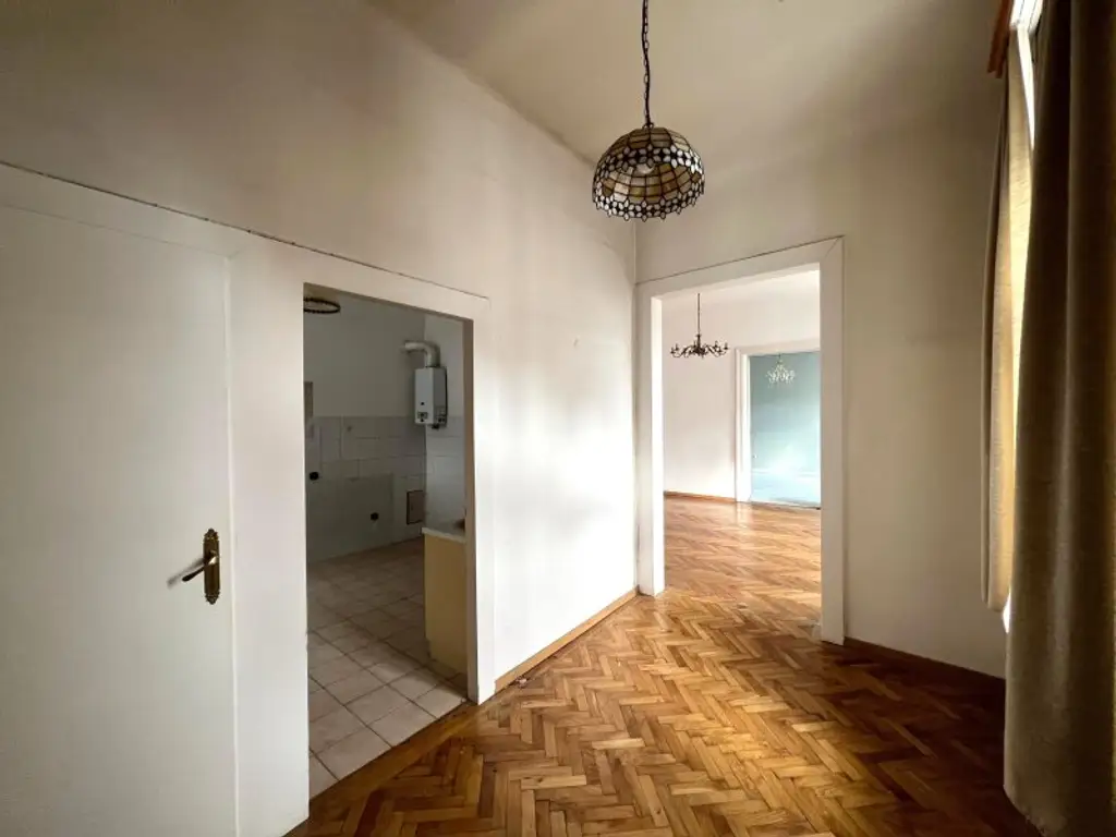 Altbau-Charme! 67 m² Wohnung beim Naschmarkt mit exklusiver Balkon-Möglichkeit in generalsaniertem Haus