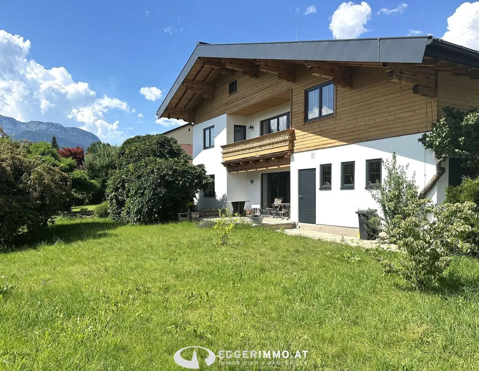 5760 Saalfelden: neu renoviertes Einfamilienhaus in zentraler, ruhiger Lage von Saalfelden mit 2 Wohneinheiten, unterkellert, 2 Garagen und großem Garten