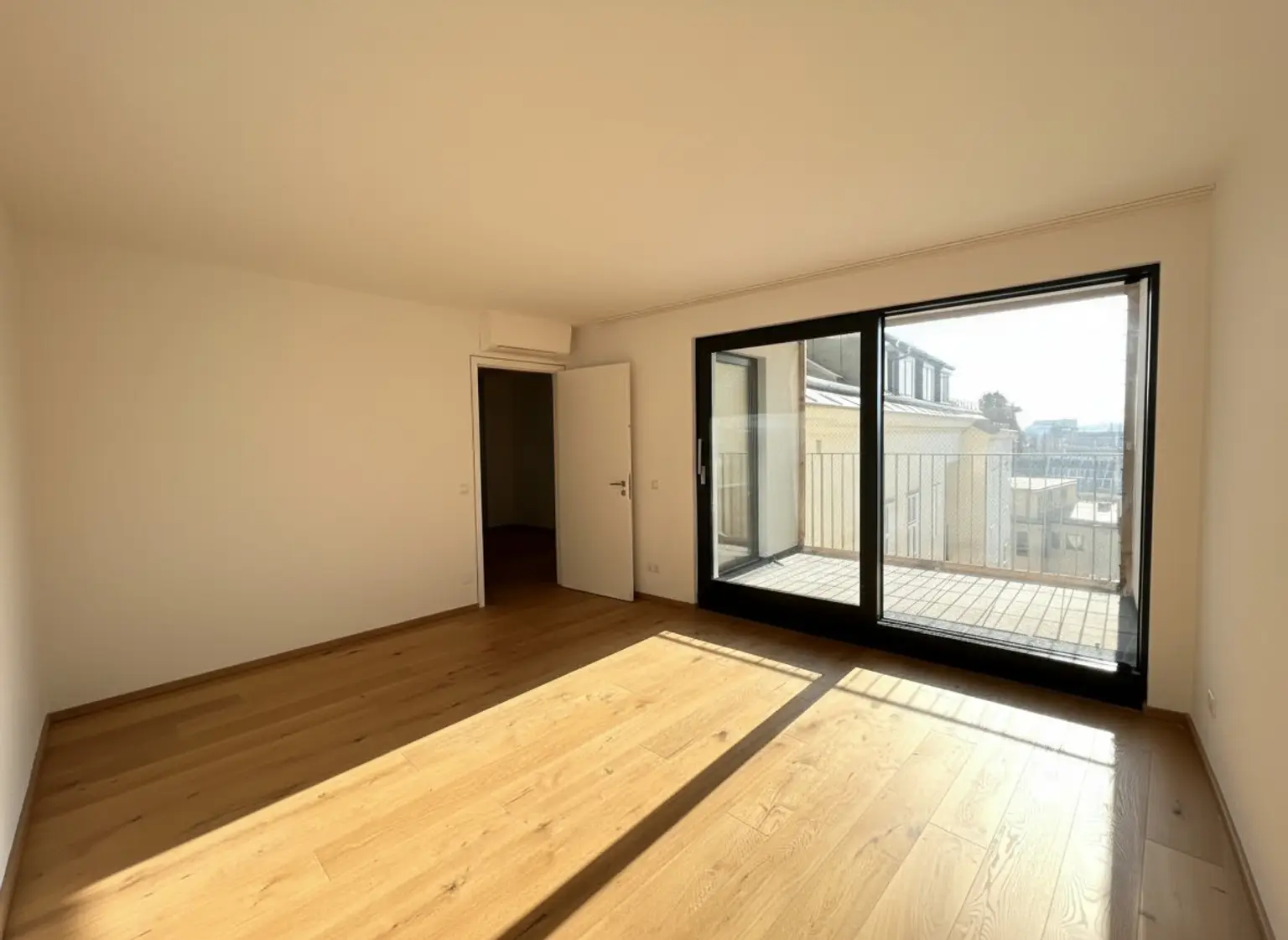 UNBEFRISTET: Klimatisierte Dachgeschosswohnung mit 2 Loggien in Top Lage
