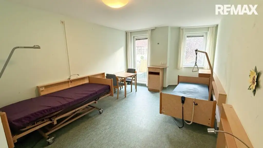 Ehemaliges Seniorenheim, gewerbliche Widmung, große Dachterrasse & 16 Garagen in Wiener Neustadt – Top Chance!