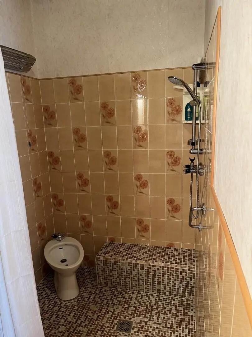 Badezimmer mit Dusche