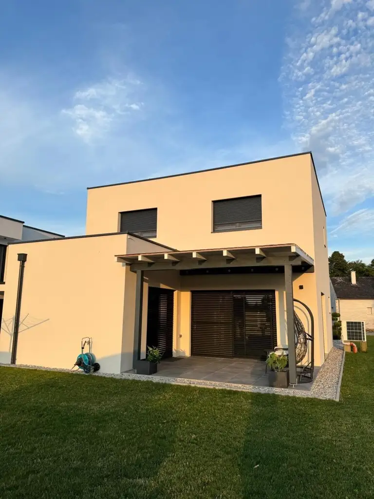 Neuwertiges Wohnhaus in ruhiger Lage