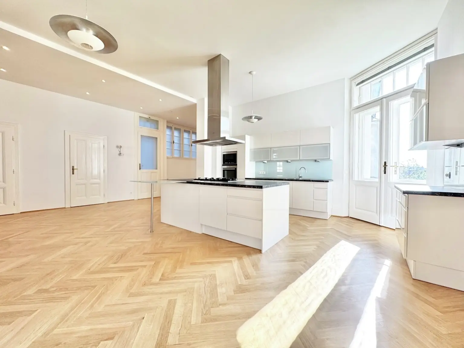 TOPLAGE | TRAUMHAFTE ALTBAUWOHNUNG MIT BALKON | HELLE 4 ZIMMER | U-BAHN-NÄHE