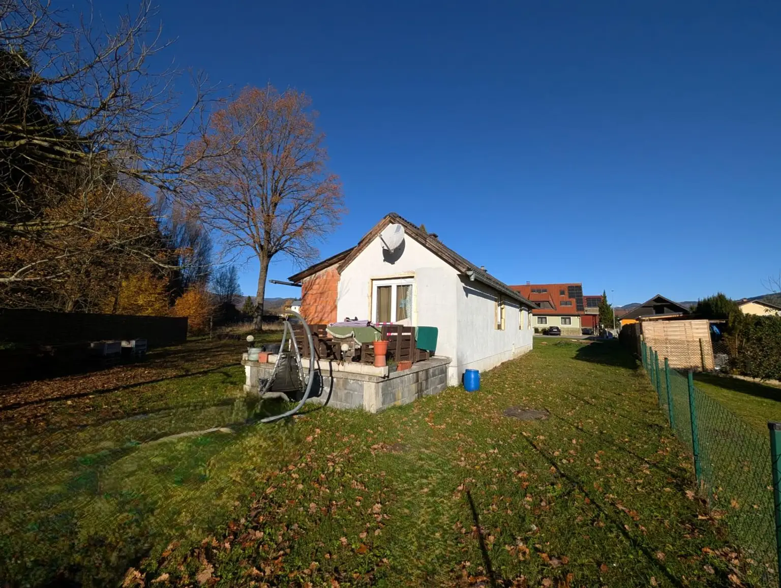 Sanierungsbedürftiger Bungalow mit großem Grundstück - in ruhiger, sonniger Lage