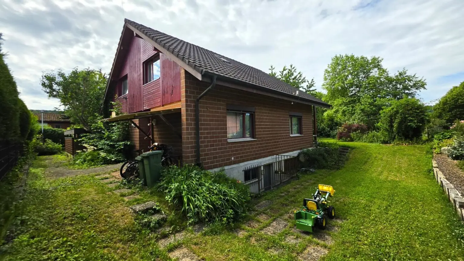 Grosszügigies Einfamilienhaus mit grossem Garten und Weitblick