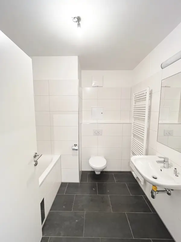 Ruhige 2-Zimmer-Wohnung mit traumhafter Freifläche - mit Blick
in den ruhigen begrünten Innenhof!