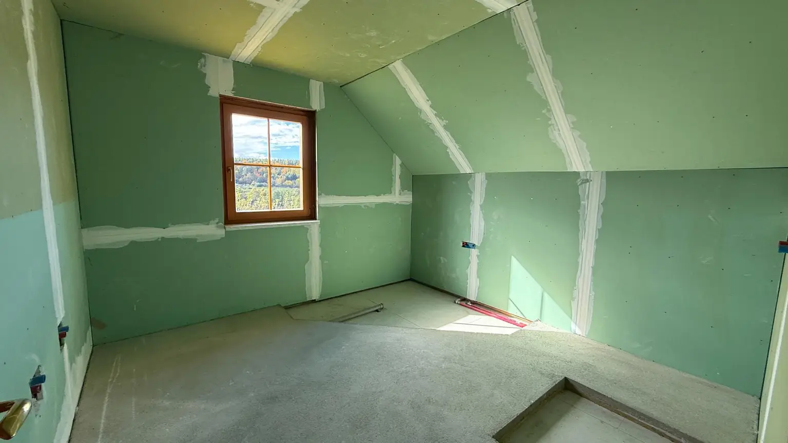 Bezugsfertiges Fertigteilhaus auf einem sonnigen Grundstück