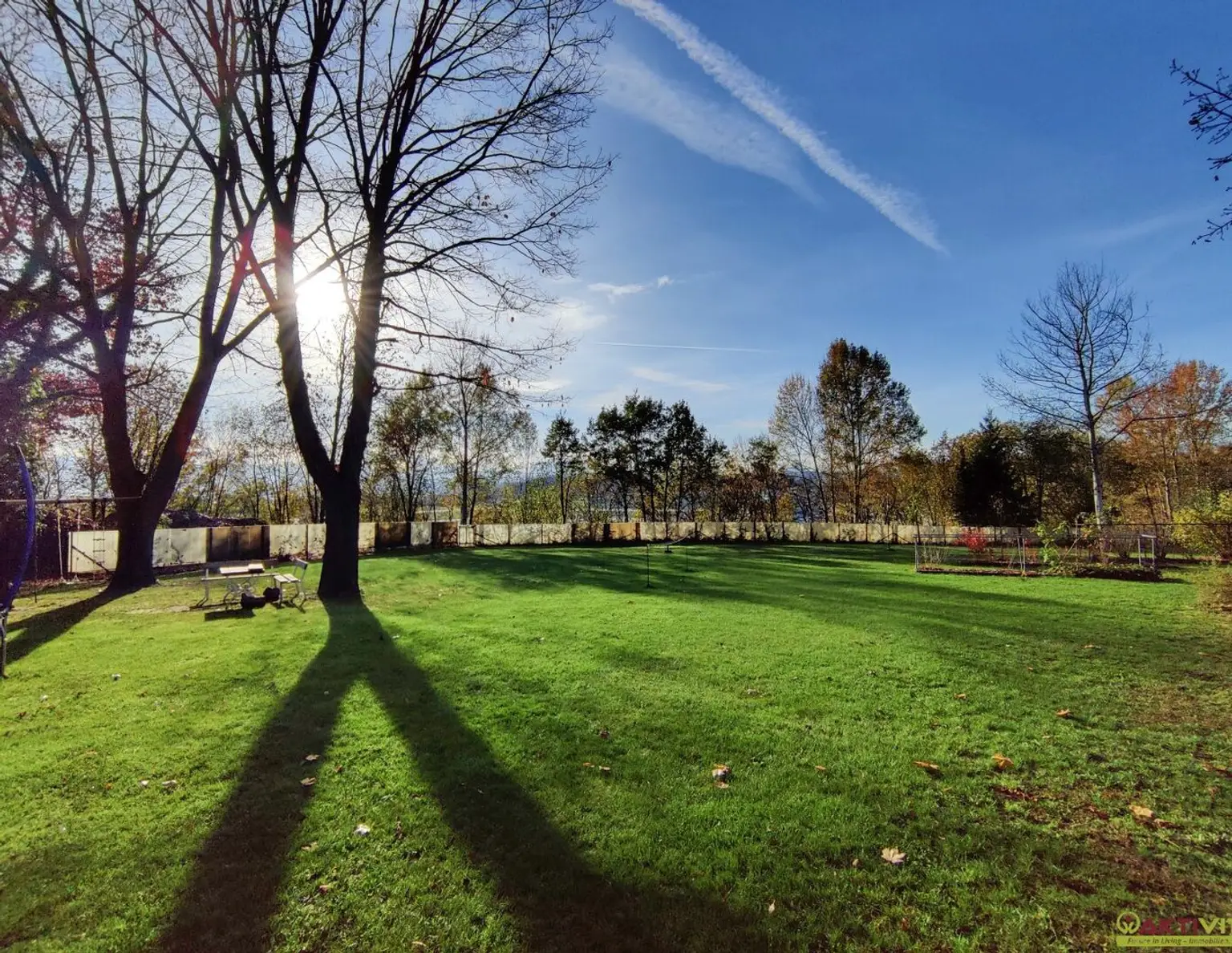 Projektliegenschaft mit großem Sanierungs- und Baupotential. - Nahe dem Flughafen. - Über 6.000 m² Bauland. - Vielfältiges Potential.