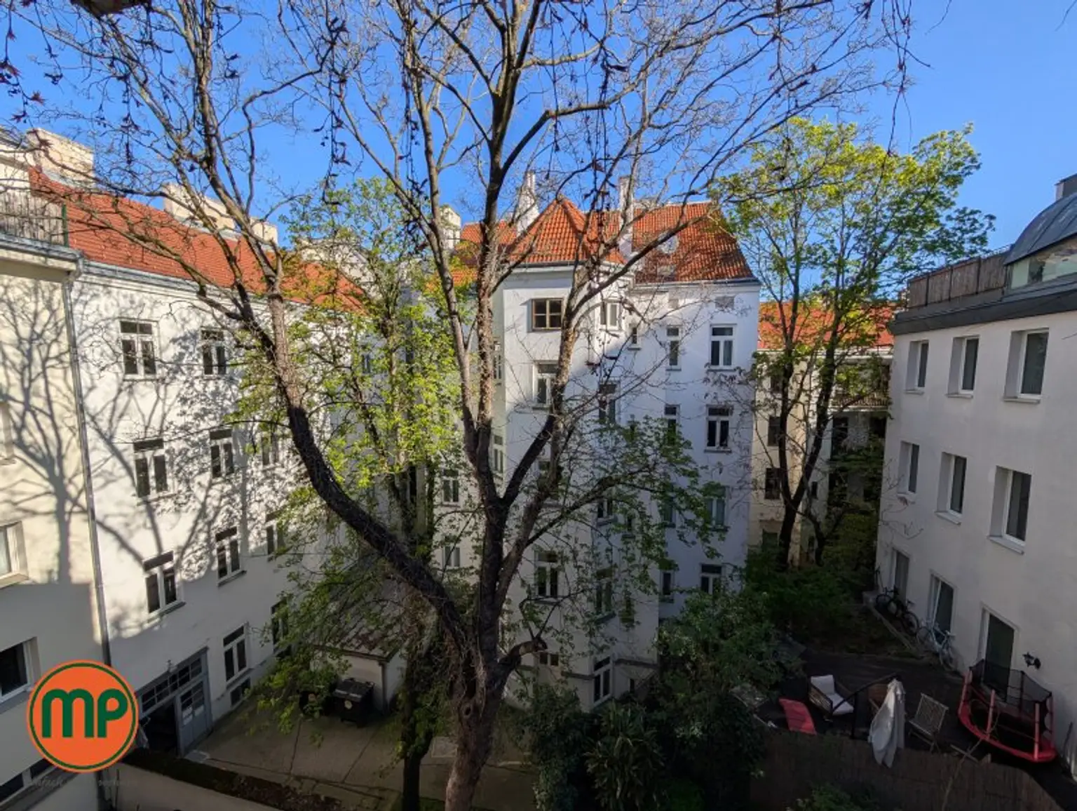 NUR FÜR ÄRZTE: Patientenpotential trifft Top-Anbindung: Ihre Praxis direkt an der U6