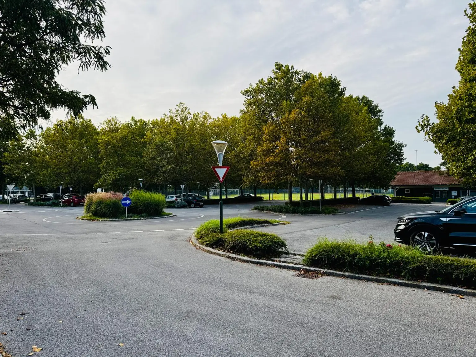 "Sonnige Westlage im Herzen von Biedermannsdorf: 800 m² Eckgrundstück!"