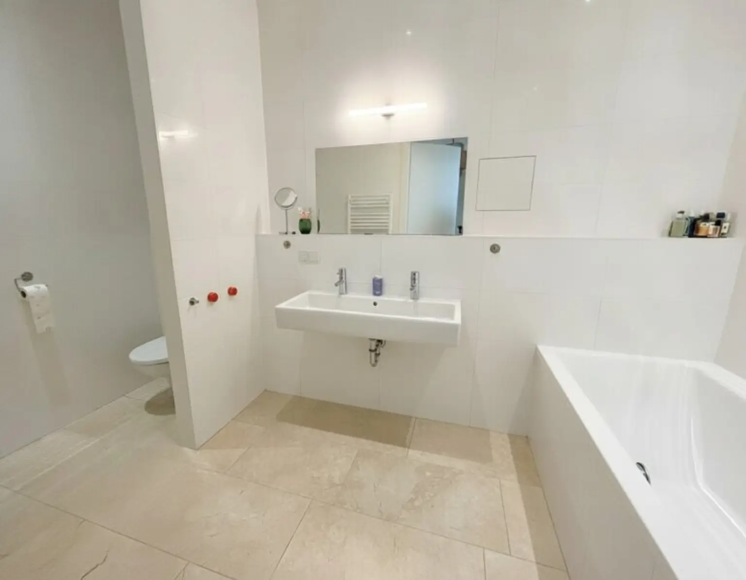 Wannenbad mit Toilette