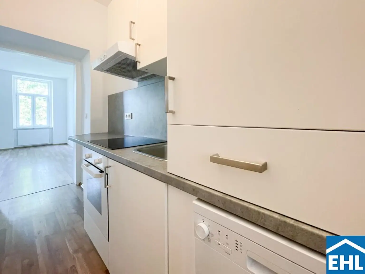 In U-Bahn-Nähe: Singlewohnung in wunderschönem Altbau