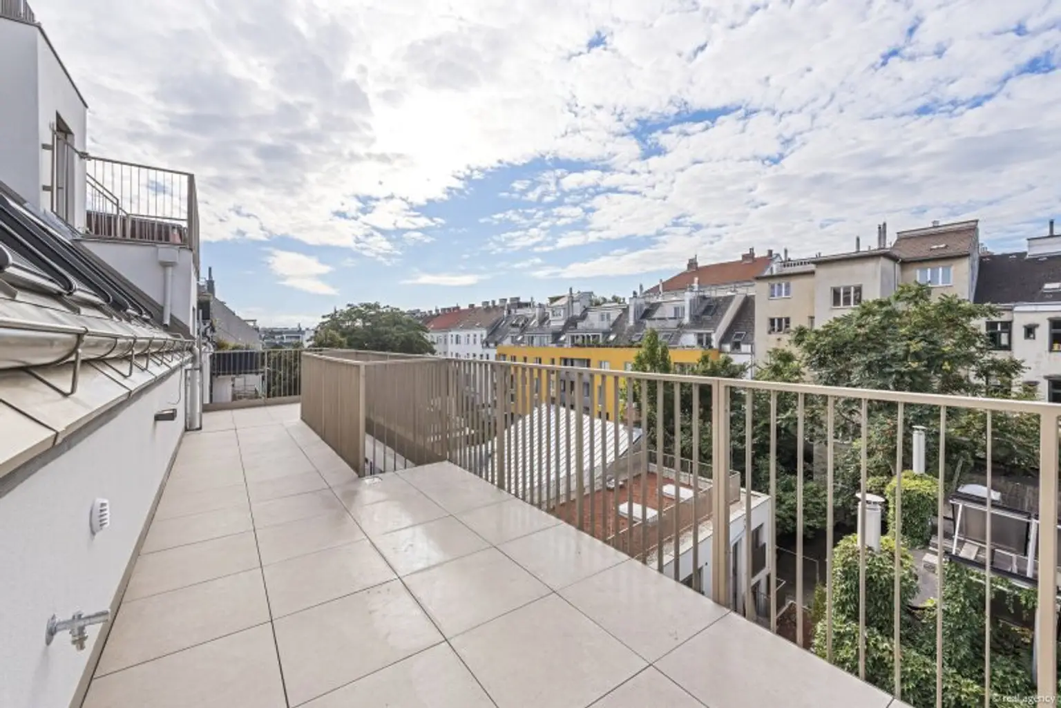 DAHEIM IN HERNALS - DACHGESCHOSS MIT HERRLICHER SÜD-TERRASSE