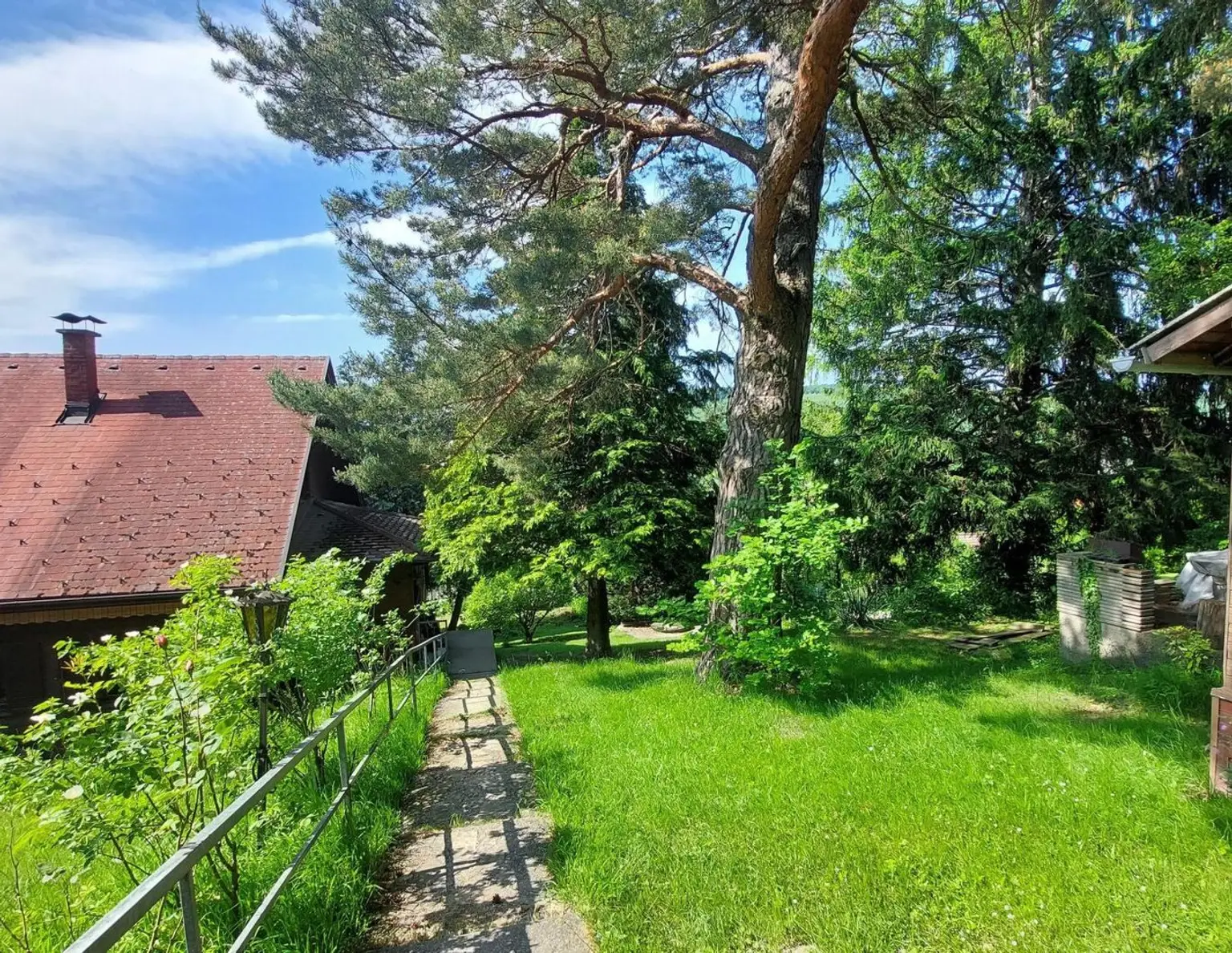NEUER PREIS! Ausbaufähiges Holzhaus in Grünlage!