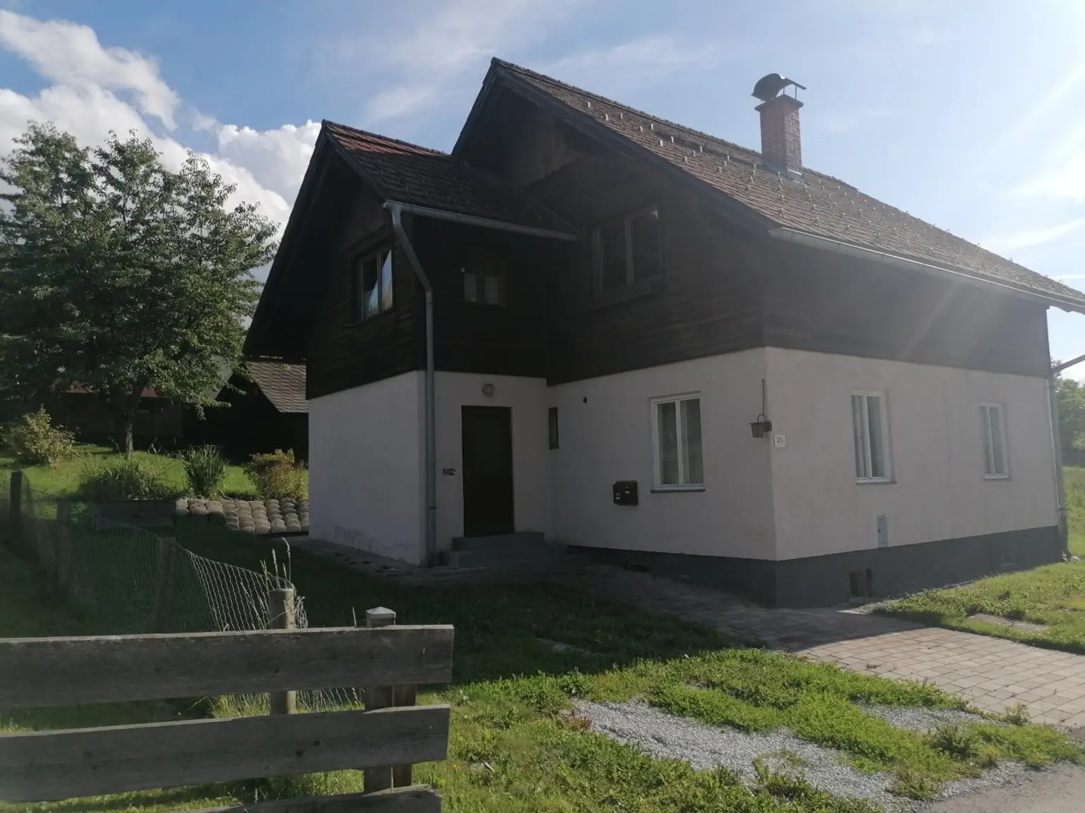 Sanierungsbedürftiges Familienhaus mit Nebengebäuden in Traumlage