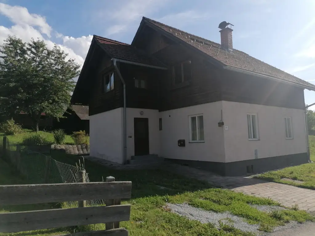 Sanierungsbedürftiges Familienhaus mit Nebengebäuden in Traumlage